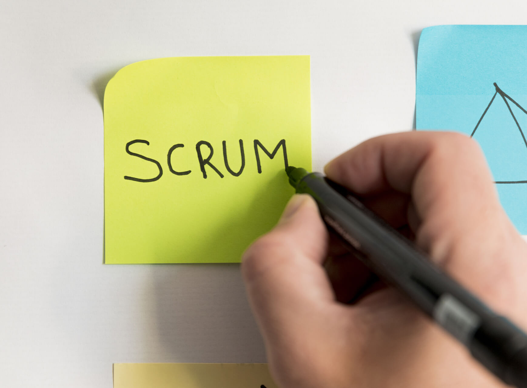 Usando la metodologia scrum, un equipo desarrolla su producto en pequeñas piezas, y cada pieza se basa en sus predecesoras. Las organizaciones crearon originalmente Scrum y otras metodologías ágiles para gestionar y desarrollar sus propios productos utilizando sus propios recursos.